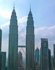 Petronas-tornit Kuala Lumpurissa. (Kuva: Paavo Häikiö)